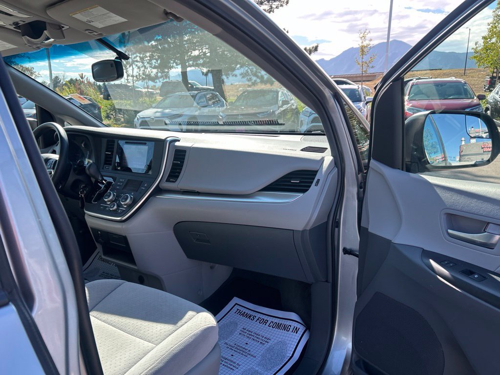 Used 2015 Toyota Sienna LE FWD image 12