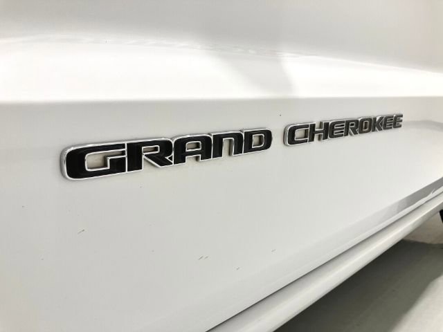 Used 2017 Jeep Grand Cherokee Overland w/ Jeep Active Safety Group image 11