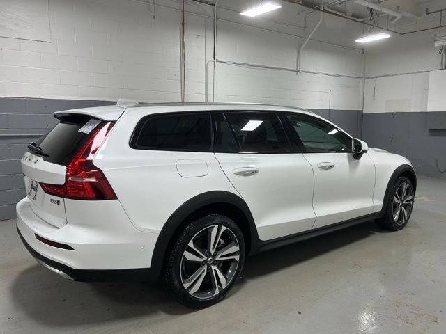 Certified 2025 Volvo V60 B5 Cross Country Plus AWD/4WD image 3