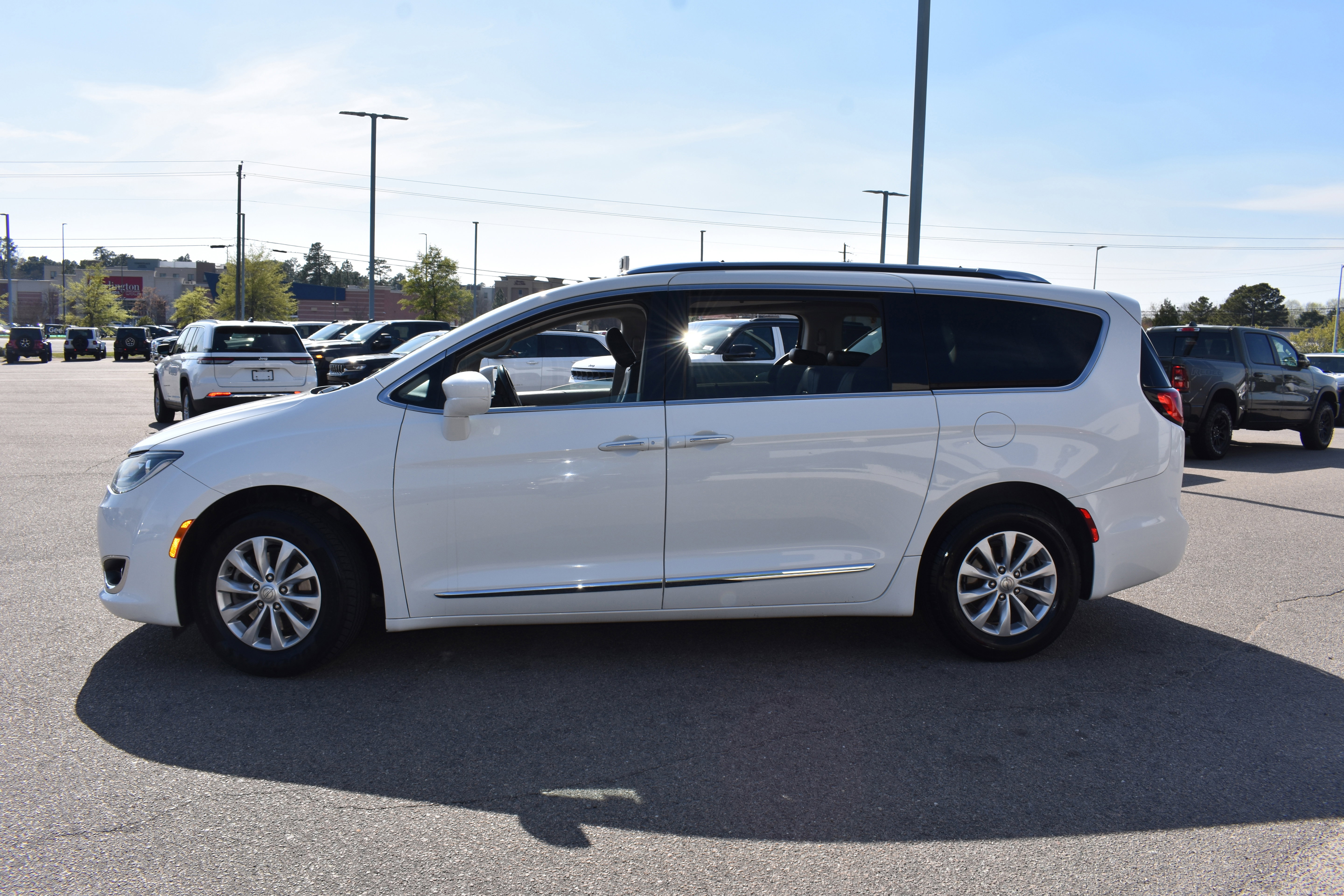 Used 2019 Chrysler Pacifica Touring-L image 6