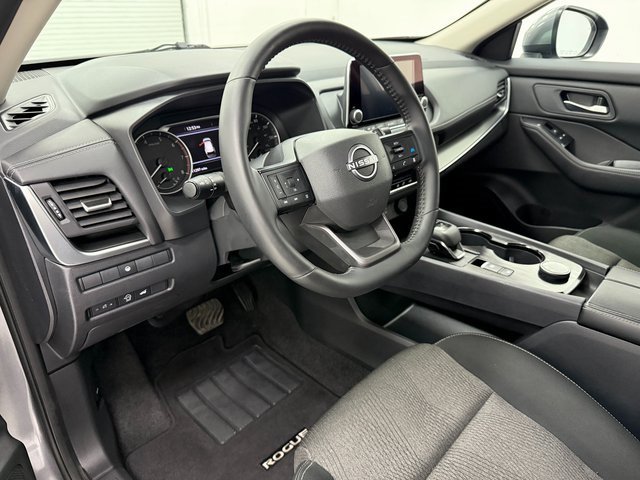 Used 2025 Nissan Rogue SV image 8