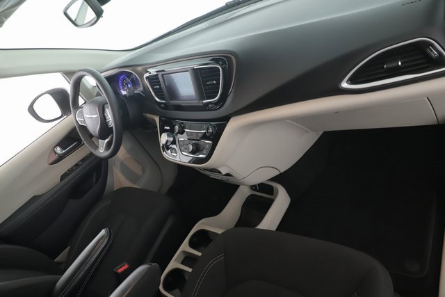 Used 2024 Chrysler Voyager LX image 31