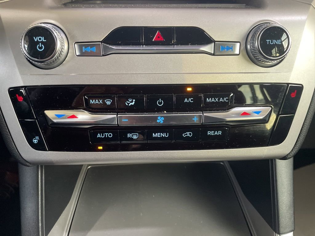 Used 2022 Ford Explorer XLT w/ Equipment Group 202A image 24