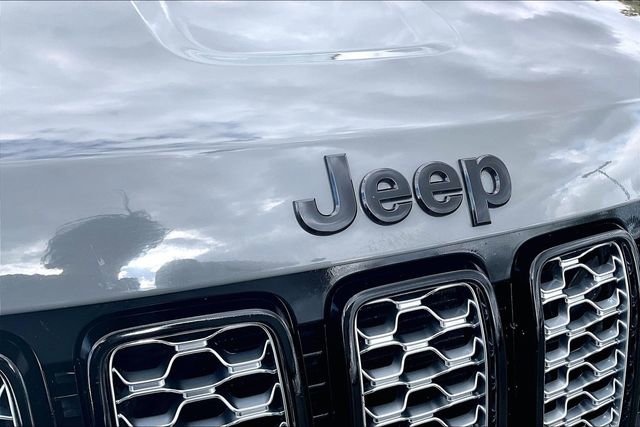 Used 2020 Jeep Grand Cherokee Altitude AWD/4WD image 32