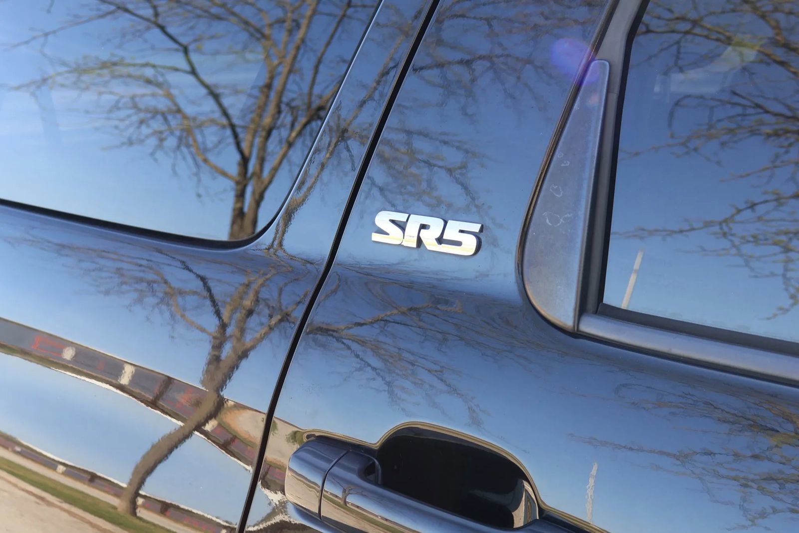 Used 2015 Toyota Sequoia SR5 w/ Premium Package AWD/4WD image 6