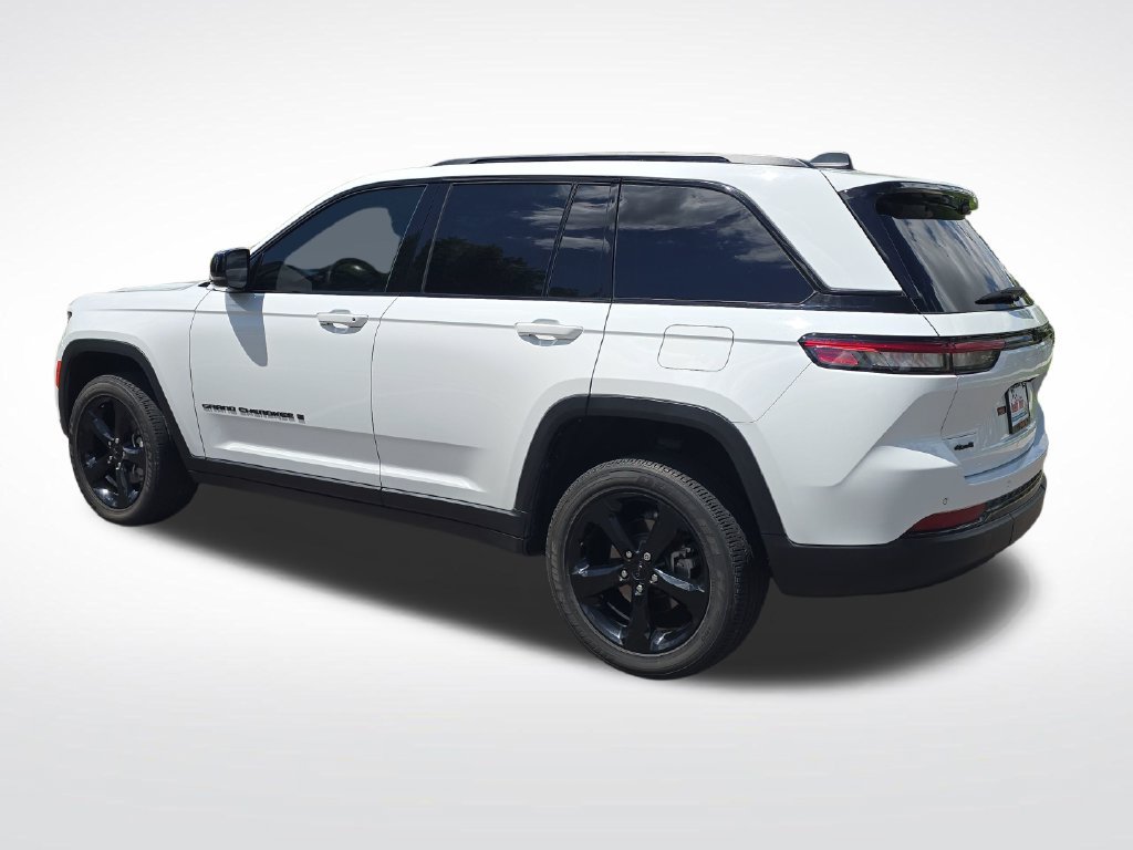 Used 2023 Jeep Grand Cherokee Altitude AWD/4WD image 3