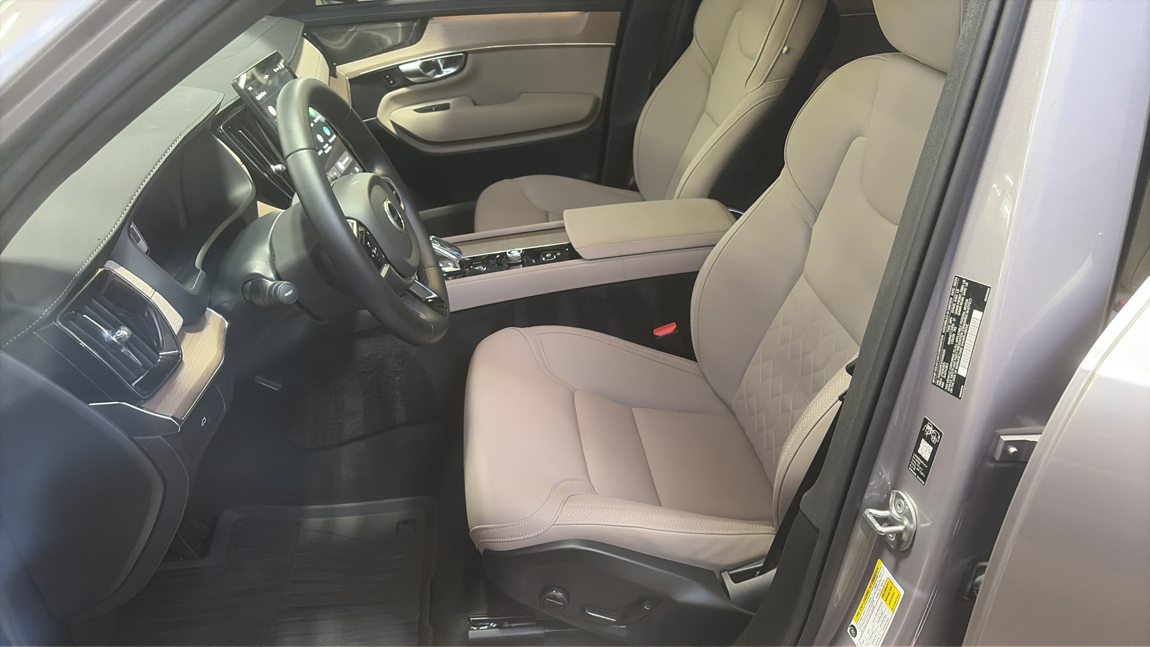 Used 2026 Volvo XC90 B6 Plus w/ Protection Package Premier AWD/4WD image 31
