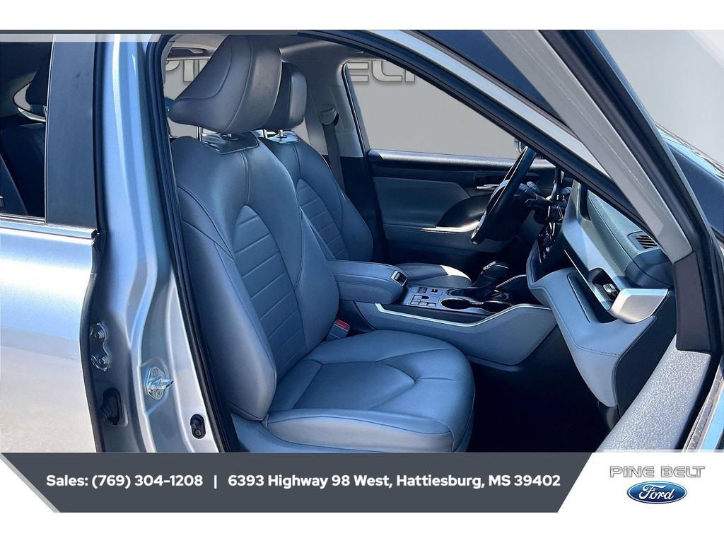 Used 2024 Toyota Highlander XLE AWD/4WD image 6