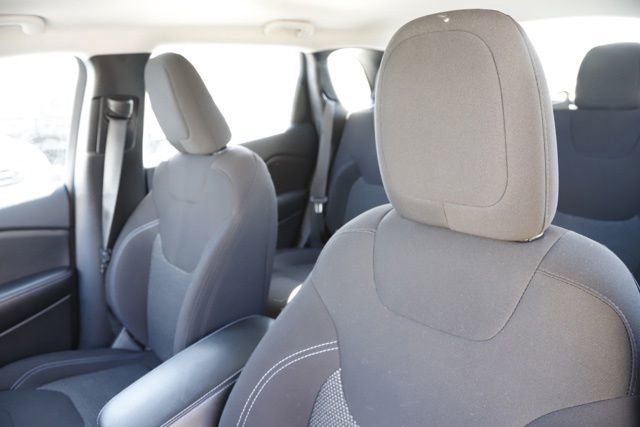 Used 2019 Jeep Cherokee Sport FWD image 15