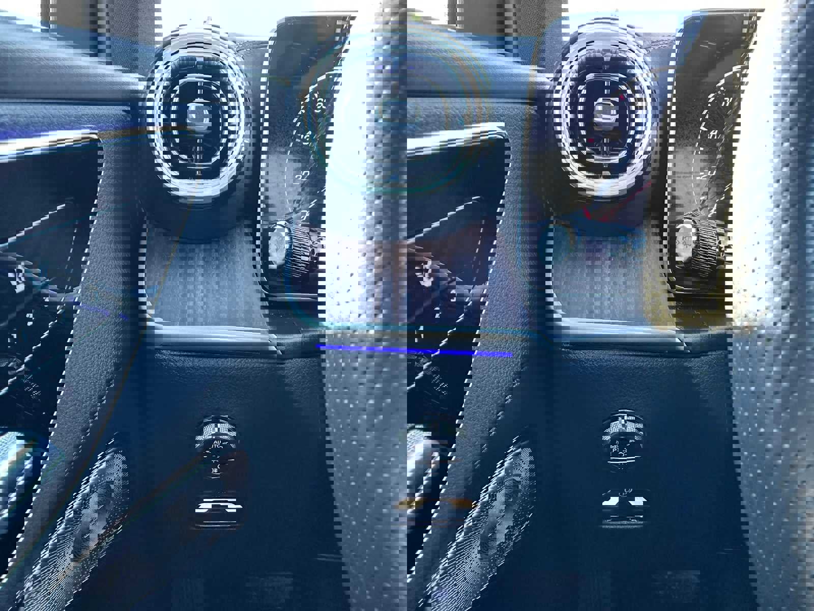 Used 2025 Mercedes-Benz GLC 300 4MATIC image 33