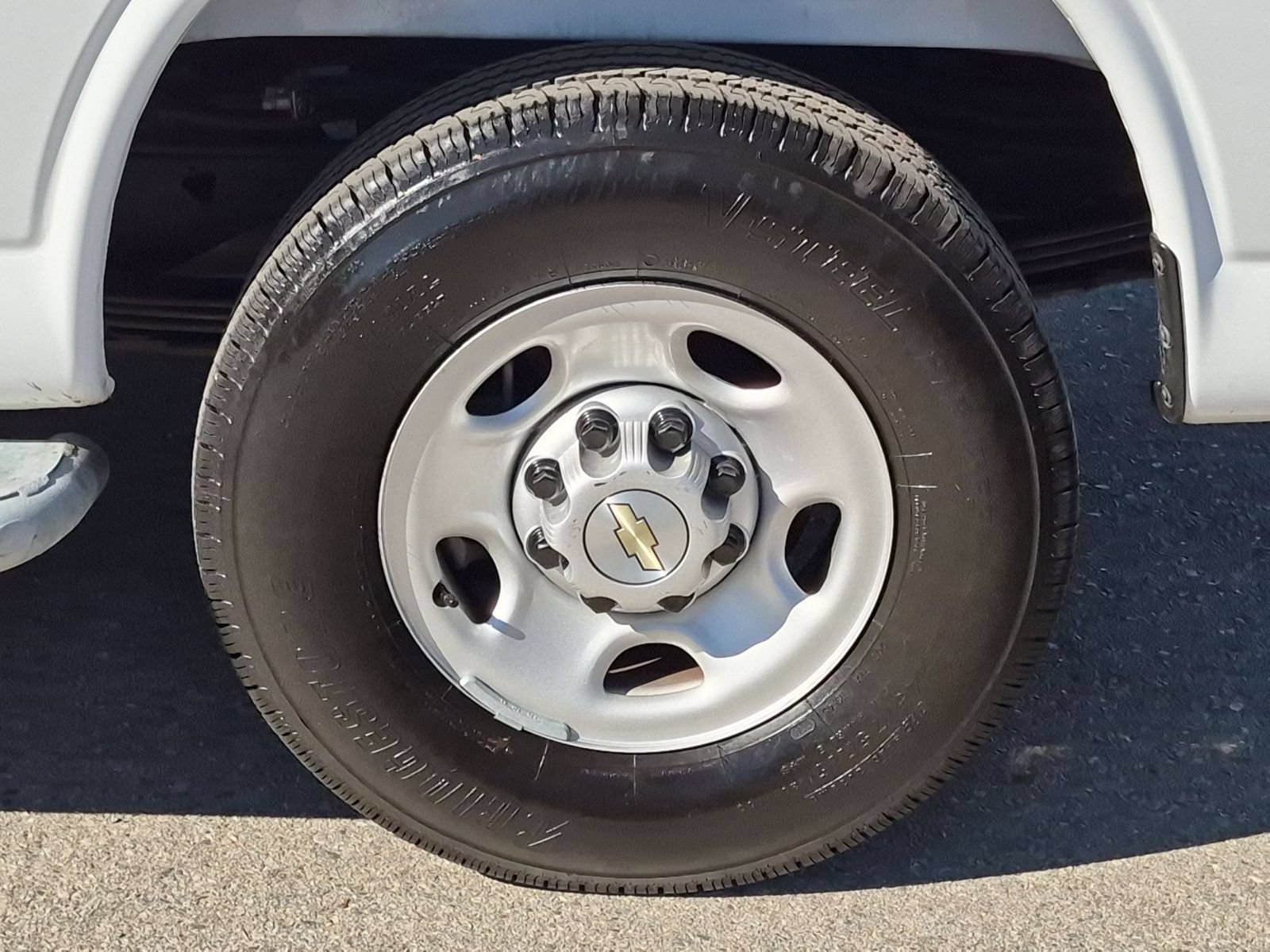 Used 2025 Chevrolet Express 2500 w/ Driver Convenience Package RWD image 9