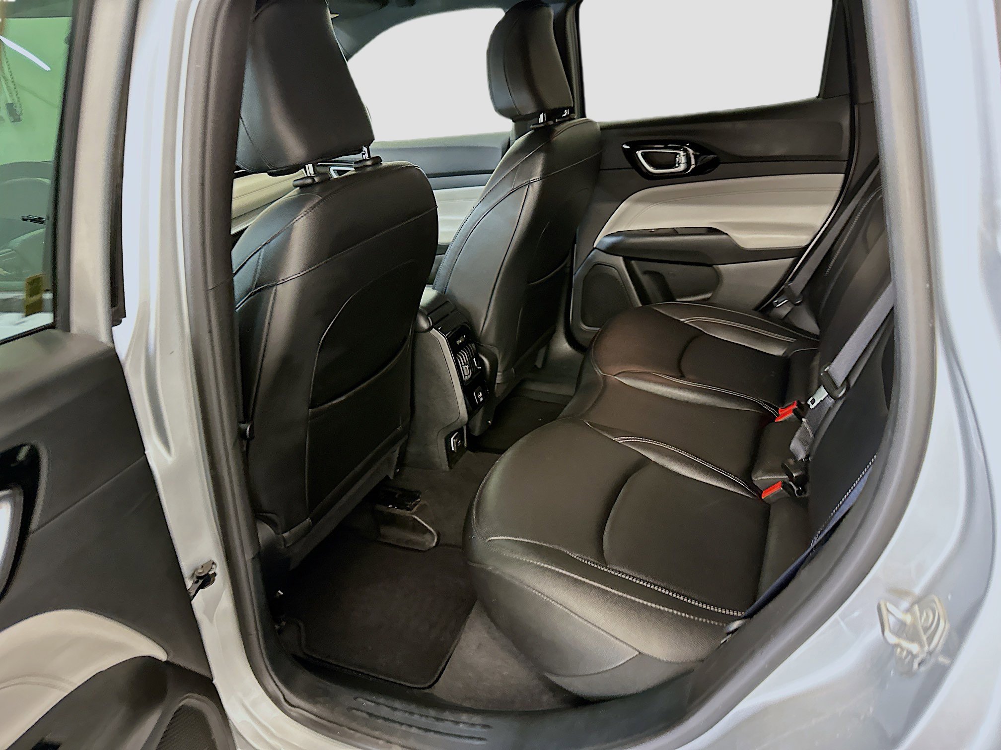 Used 2025 Jeep Compass Limited image 28