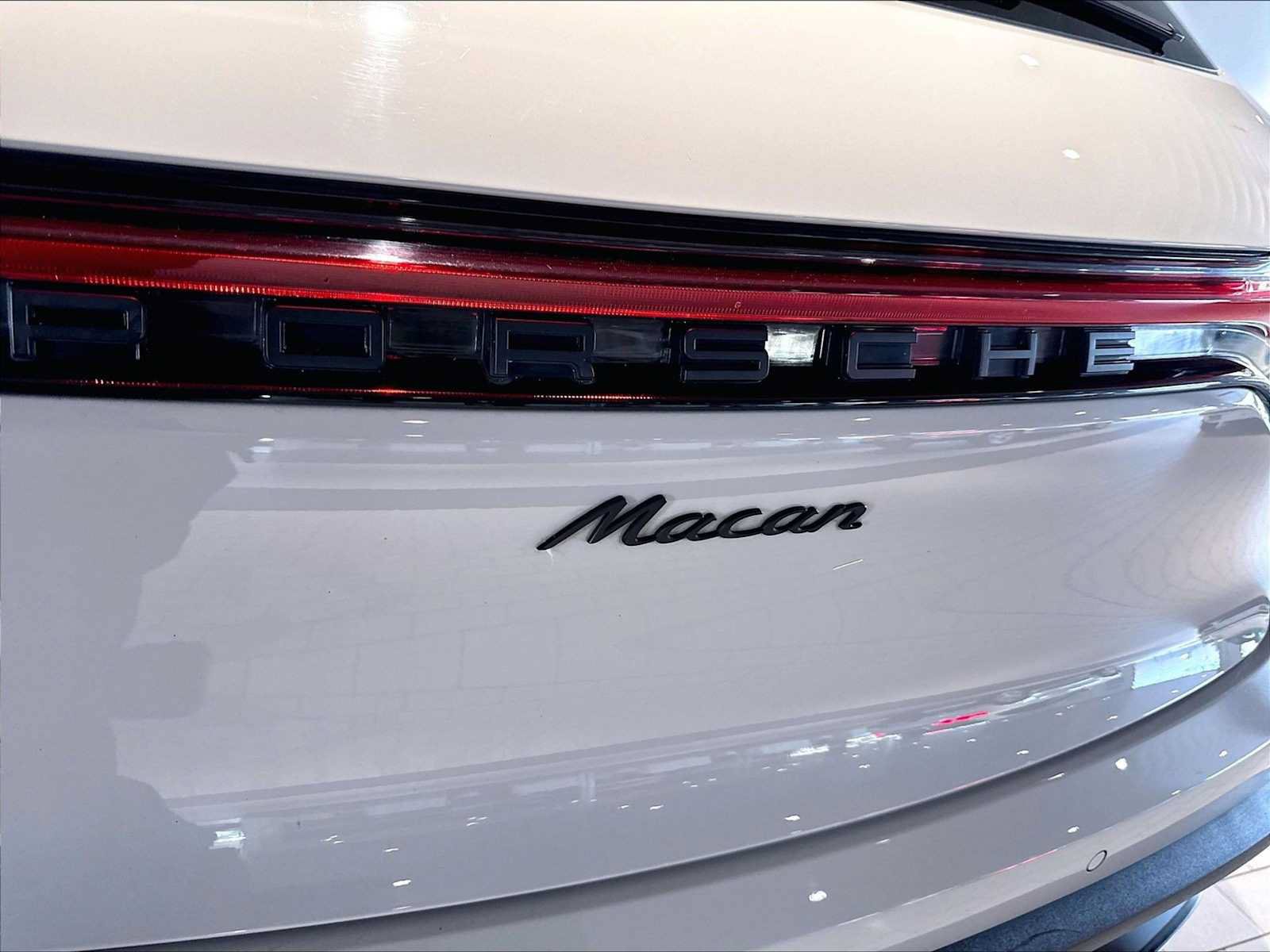 Used 2023 Porsche Macan AWD/4WD image 37