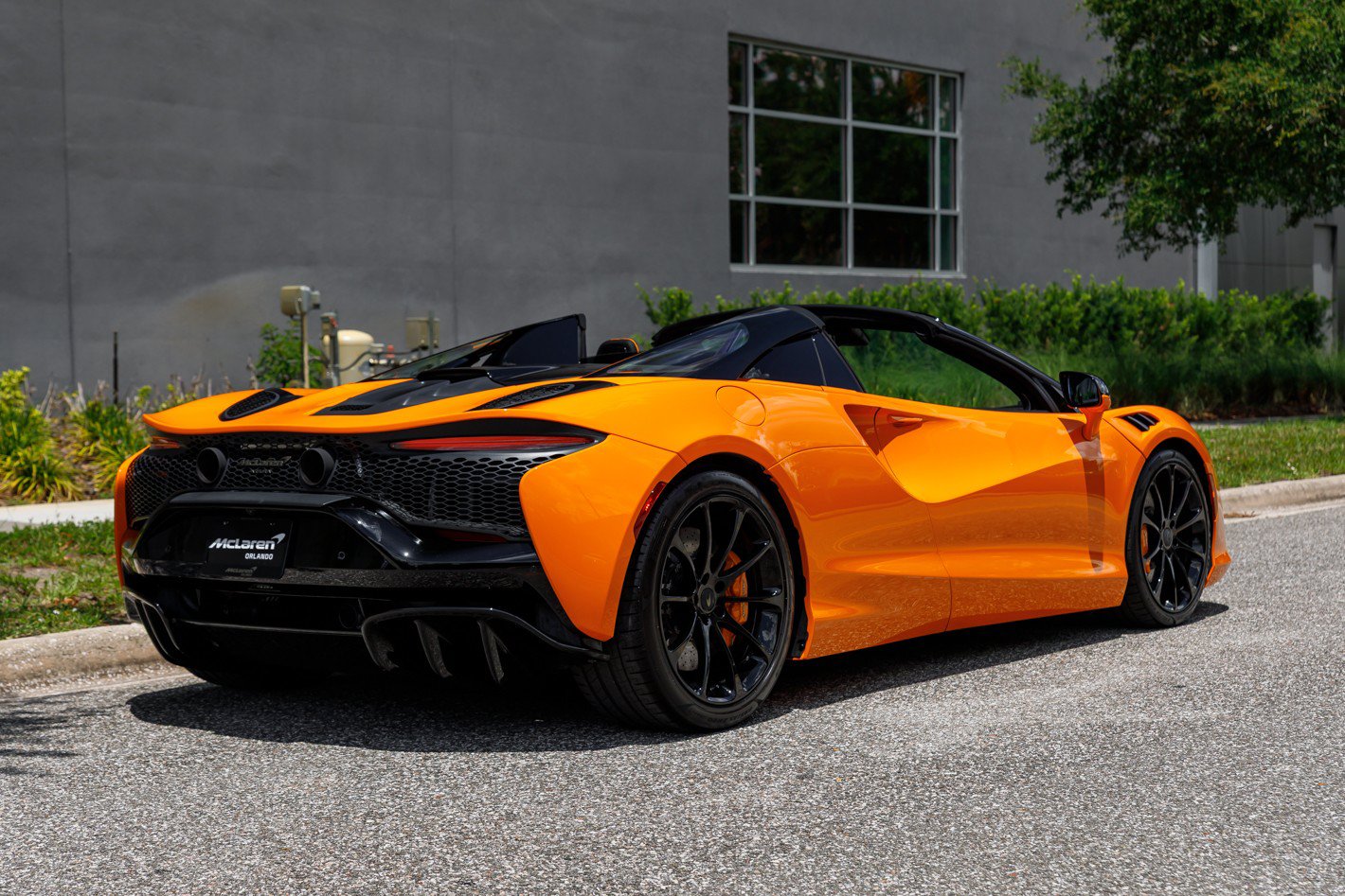 Used 2025 McLaren Artura Spider RWD image 14
