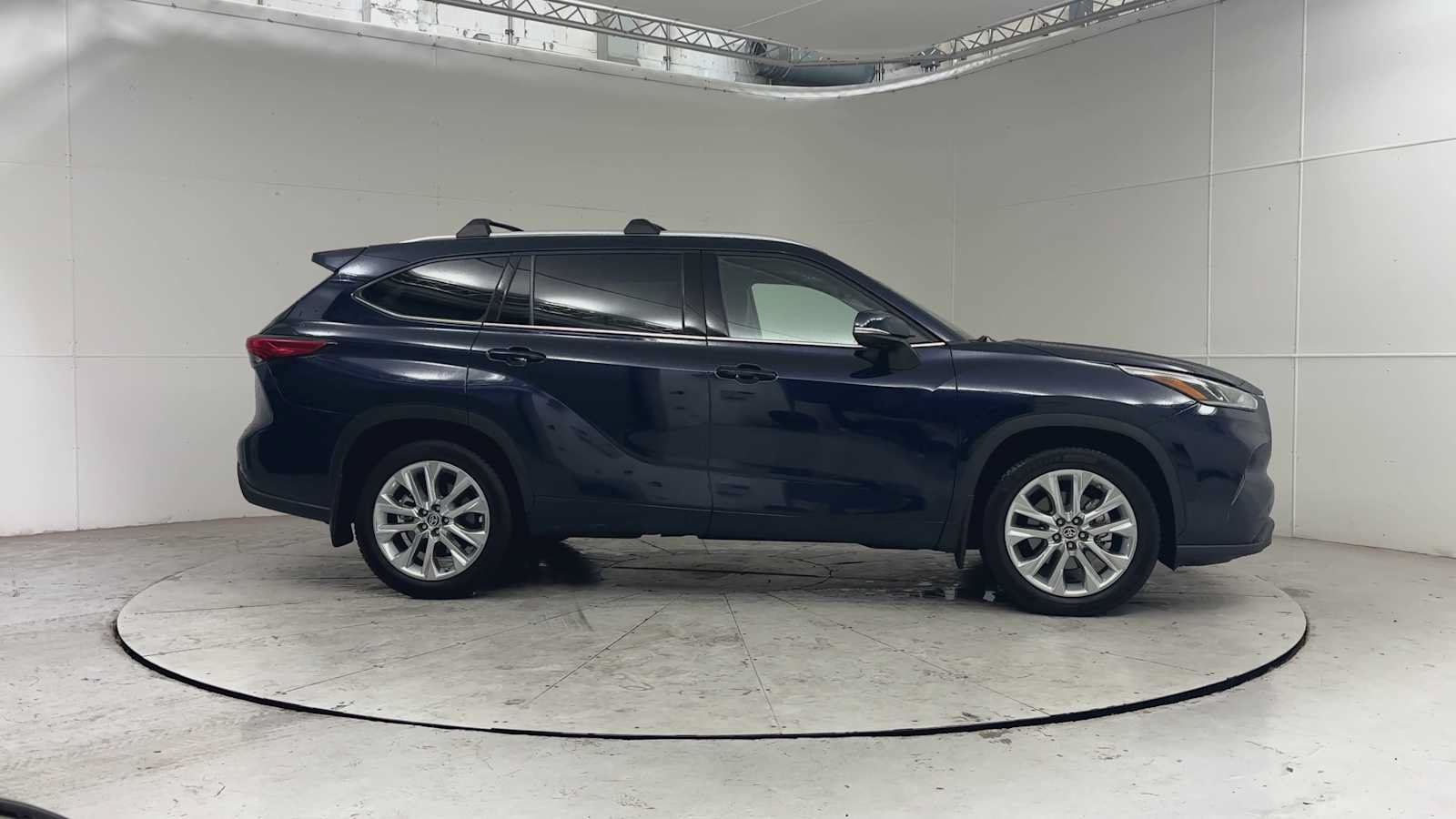Used 2021 Toyota Highlander Limited AWD/4WD image 3