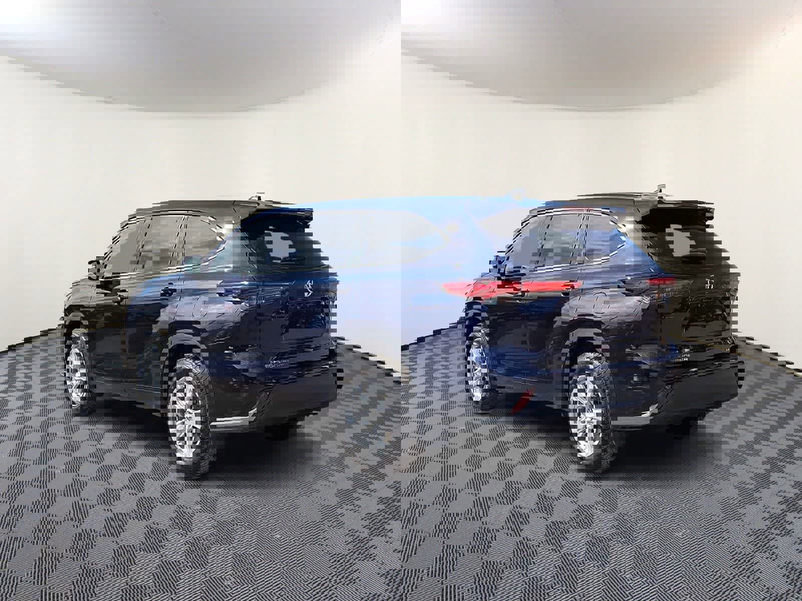 Used 2022 Toyota Highlander LE image 8