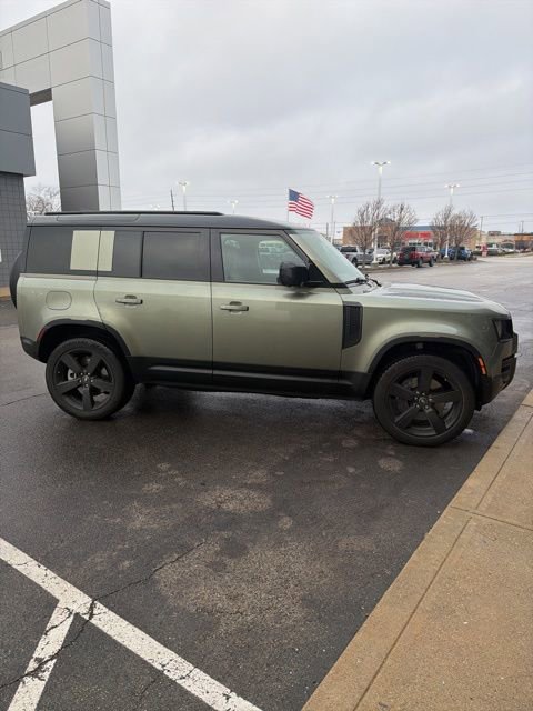 Used 2025 Land Rover Defender 110 X-Dynamic SE image 4