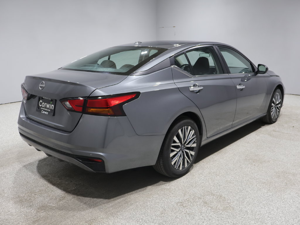 Used 2025 Nissan Altima 2.5 SV FWD image 2