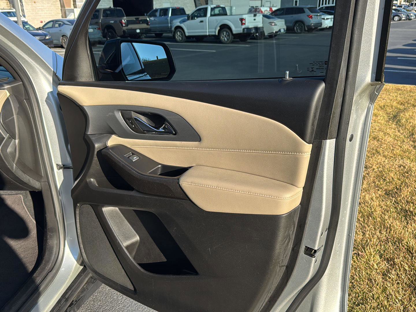 Used 2022 Chevrolet Traverse LS image 12