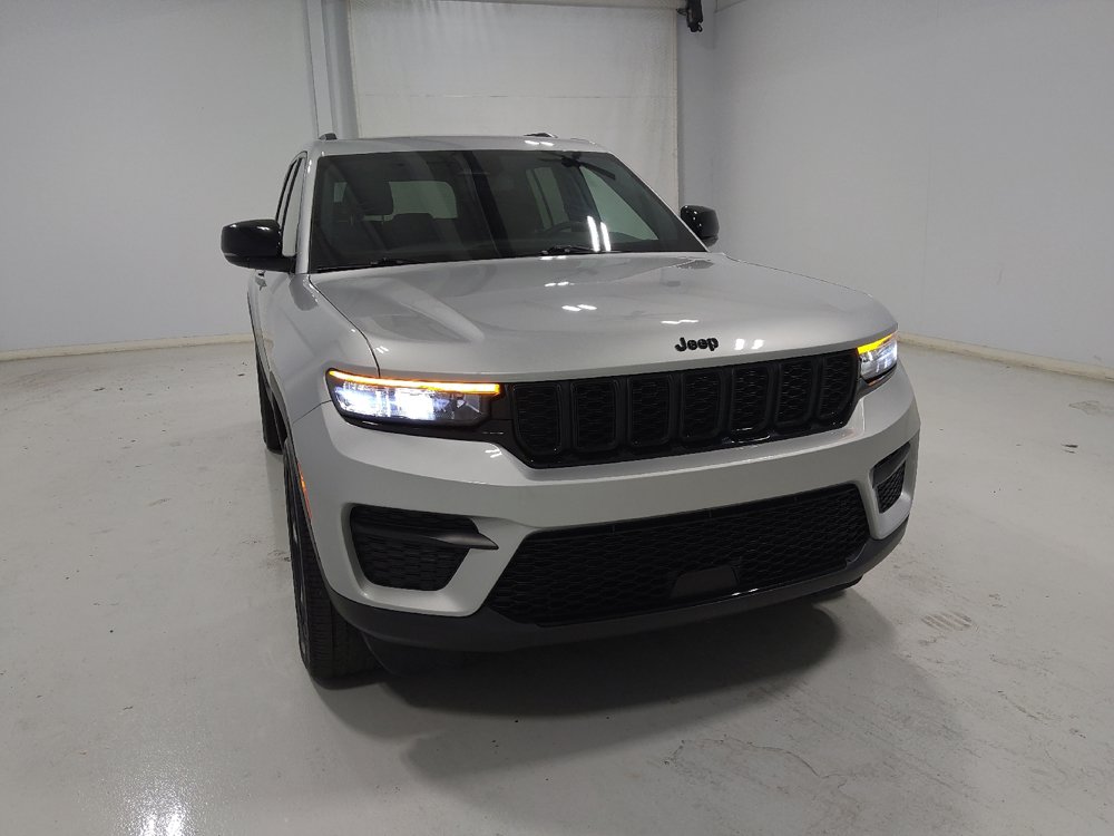 Used 2023 Jeep Grand Cherokee Altitude AWD/4WD image 14