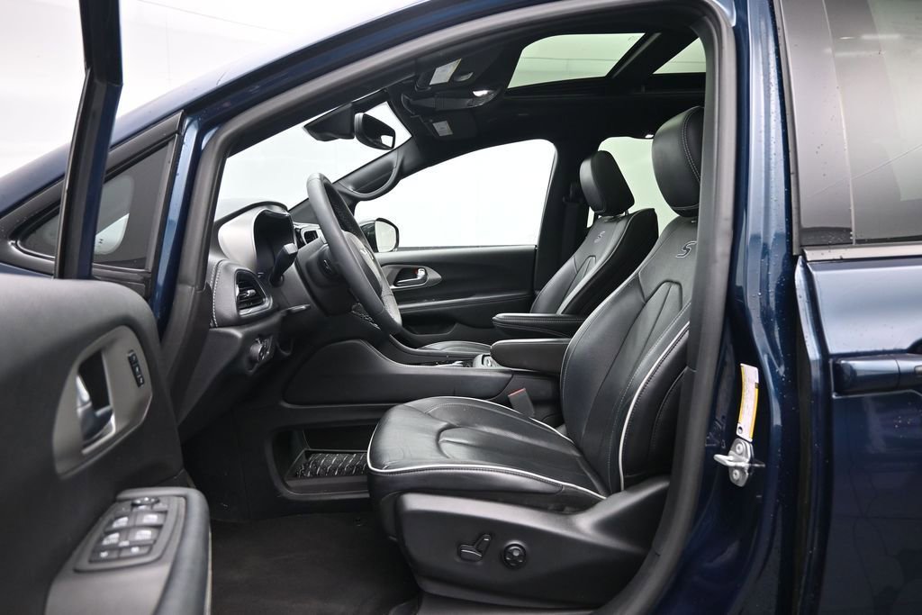 Used 2023 Chrysler Pacifica Limited w/ S Appearance Package FWD image 21