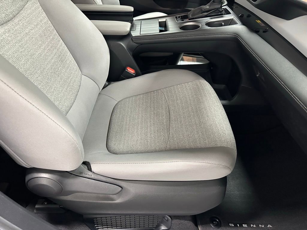 Used 2025 Toyota Sienna LE FWD image 63