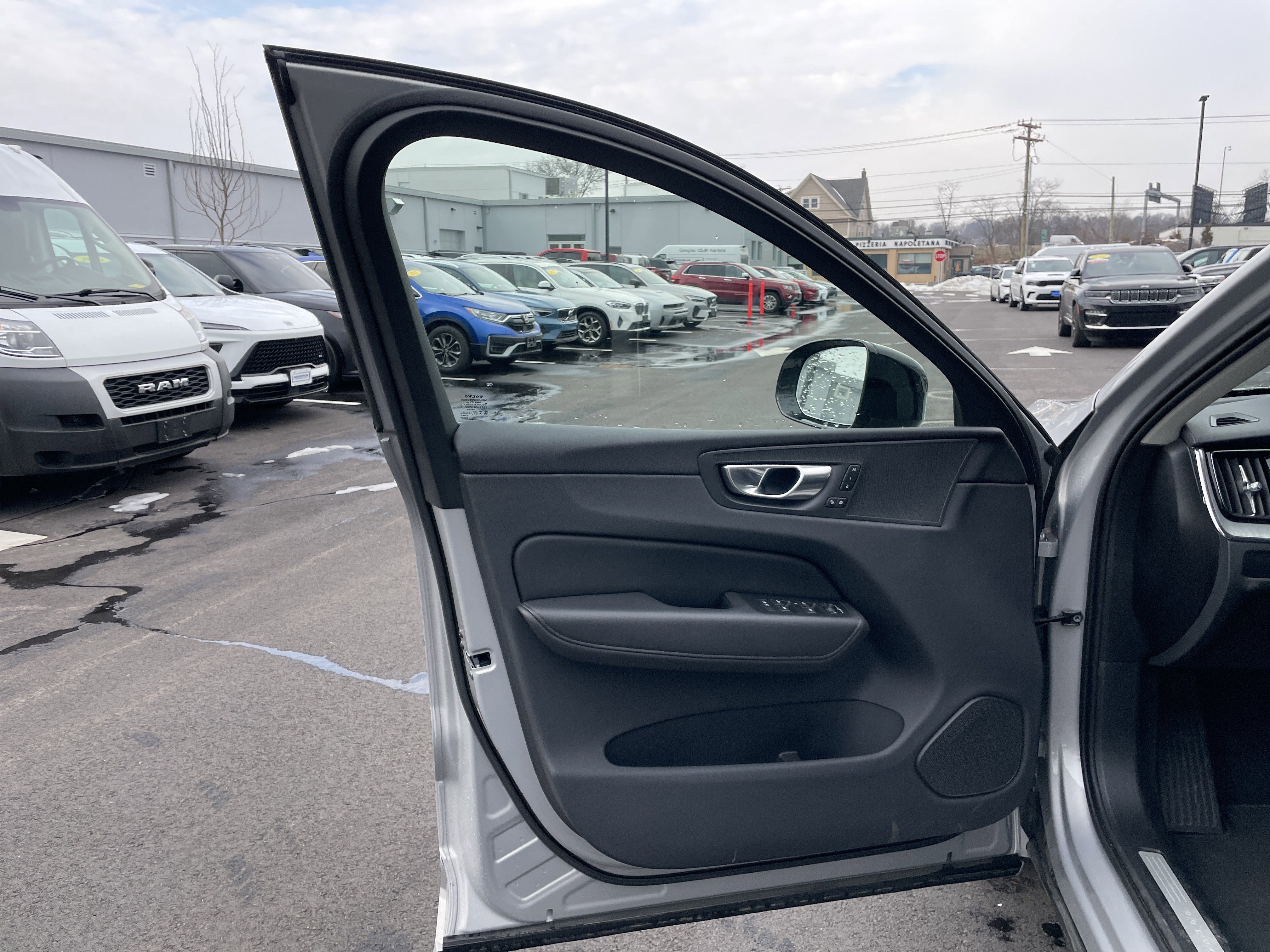 Used 2025 Volvo XC60 B5 Plus image 36