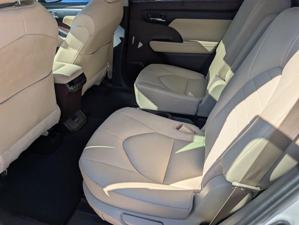 Used 2020 Toyota Highlander XLE image 29