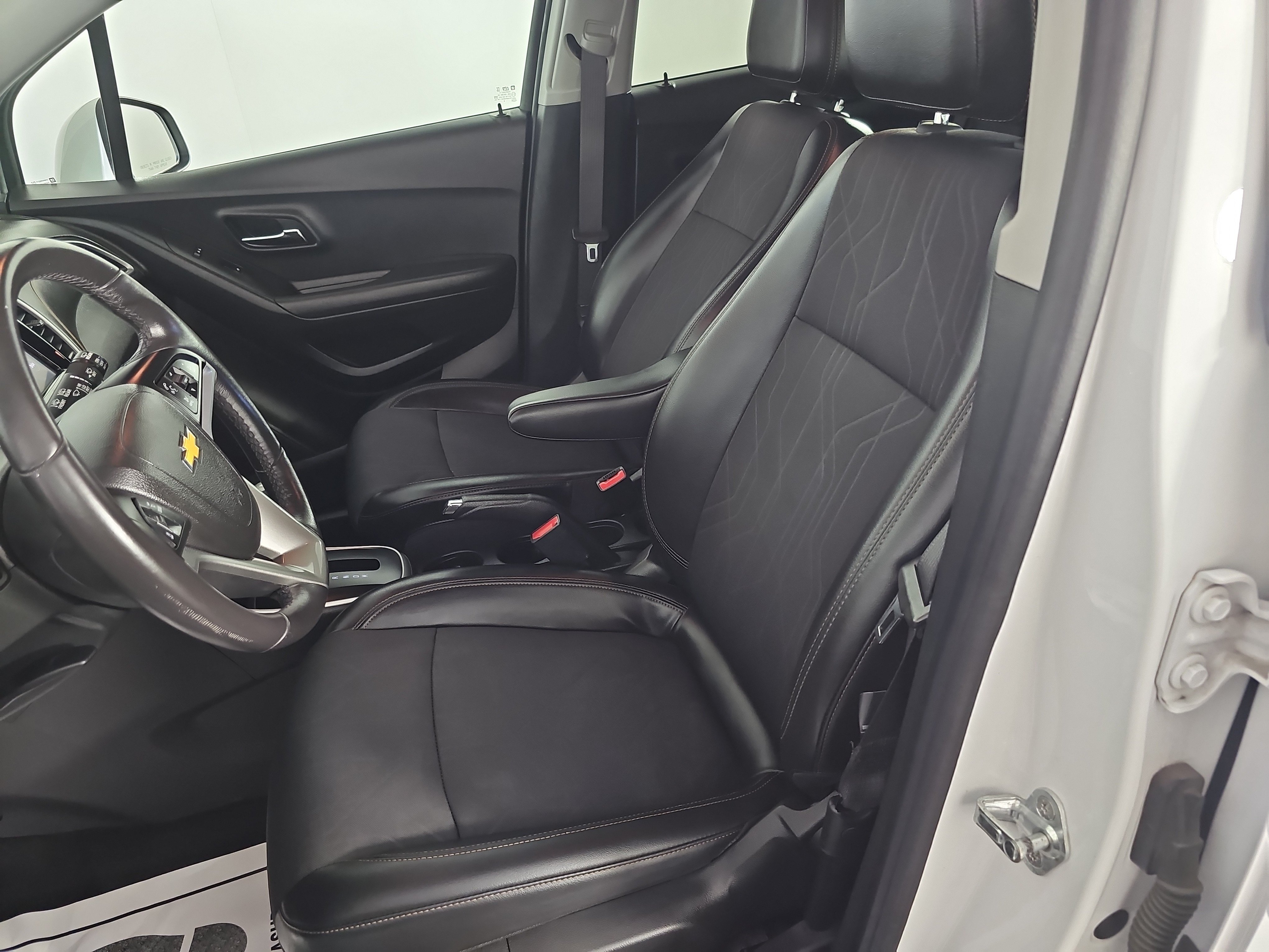 Used 2020 Chevrolet Trax LT w/ LT Convenience Package FWD image 17