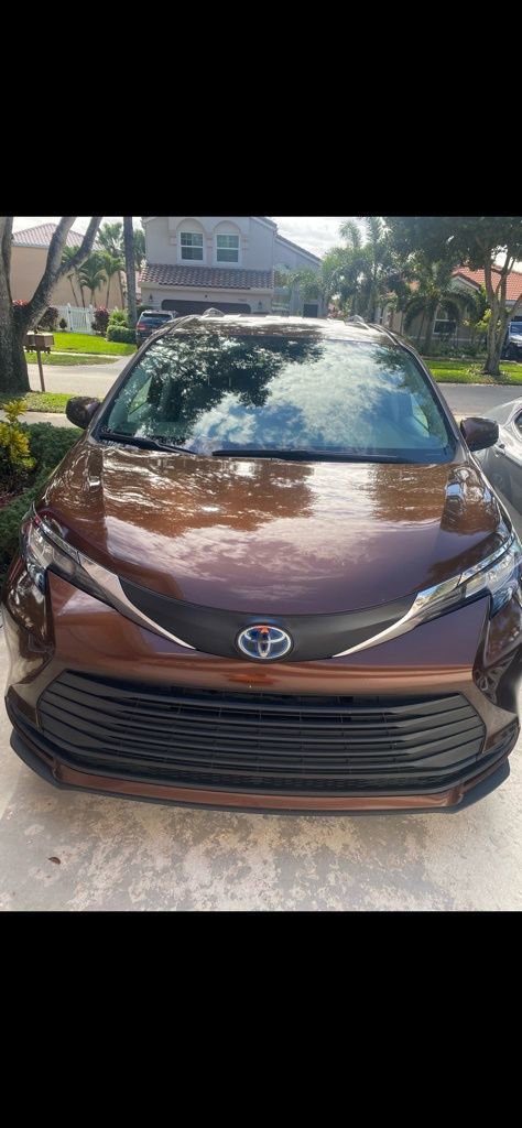 Certified 2023 Toyota Sienna LE image 4