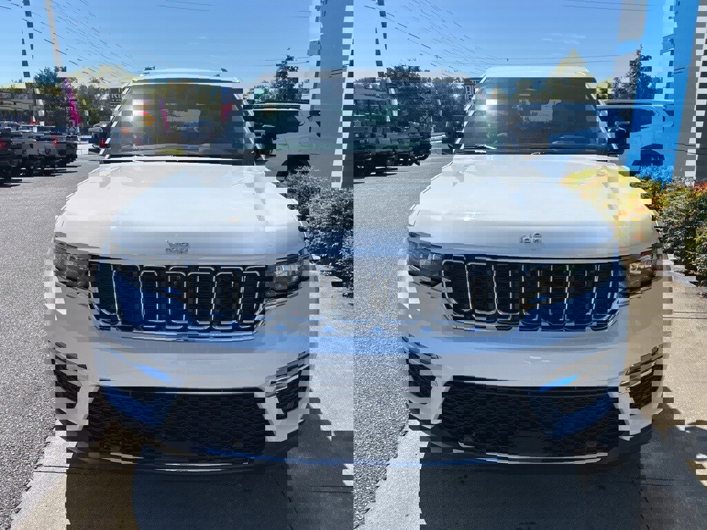 Used 2024 Jeep Grand Cherokee Limited w/ Luxury Tech Group II image 3