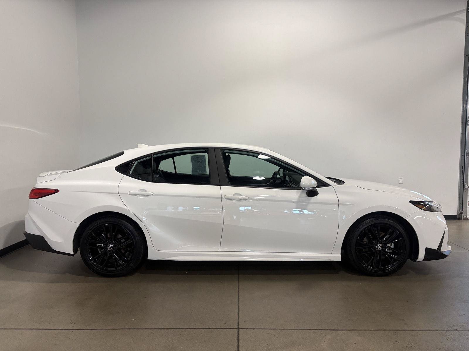 Used 2025 Toyota Camry SE FWD image 2
