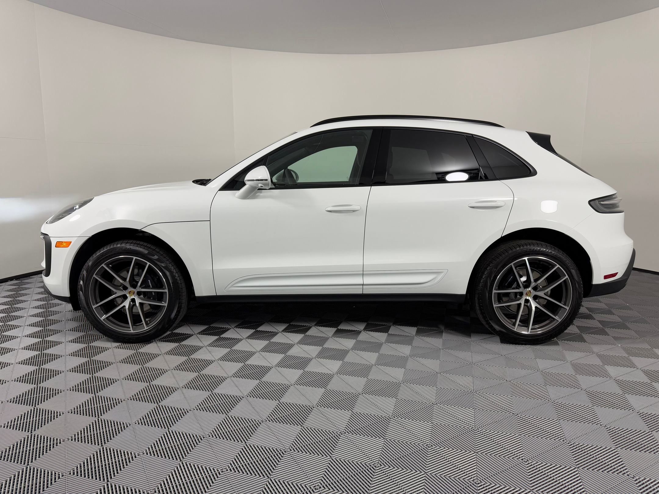 Certified 2026 Porsche Macan AWD/4WD image 2