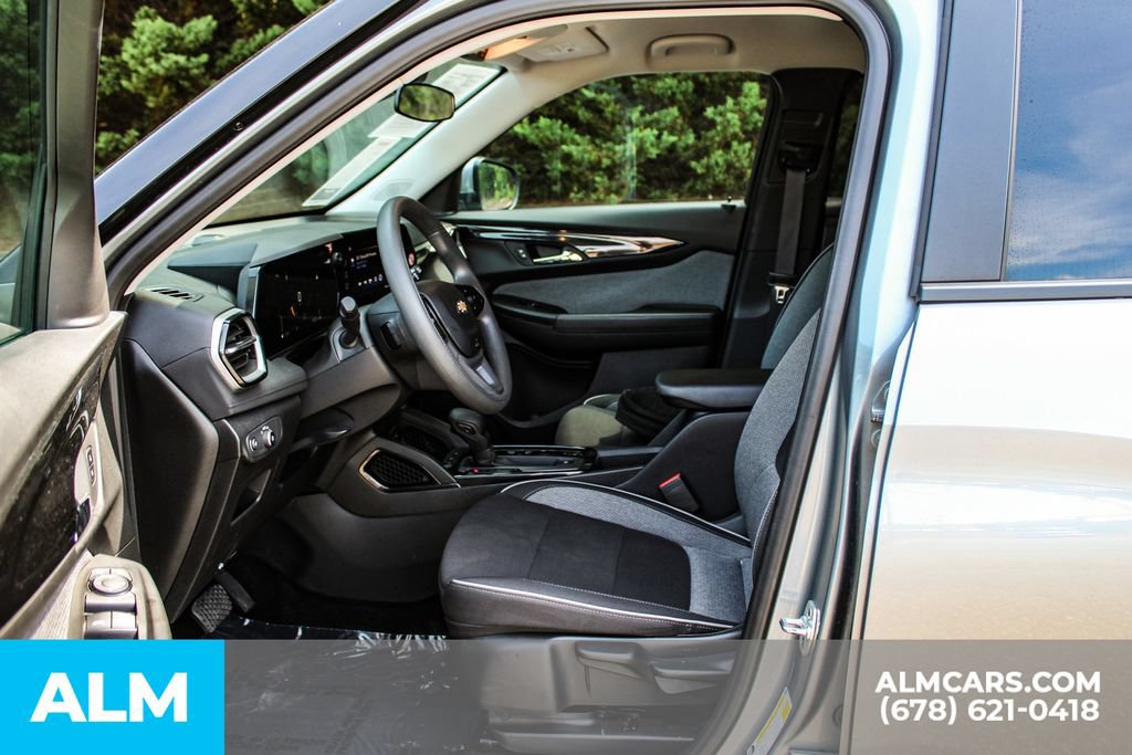 Used 2025 Chevrolet TrailBlazer LT FWD image 16