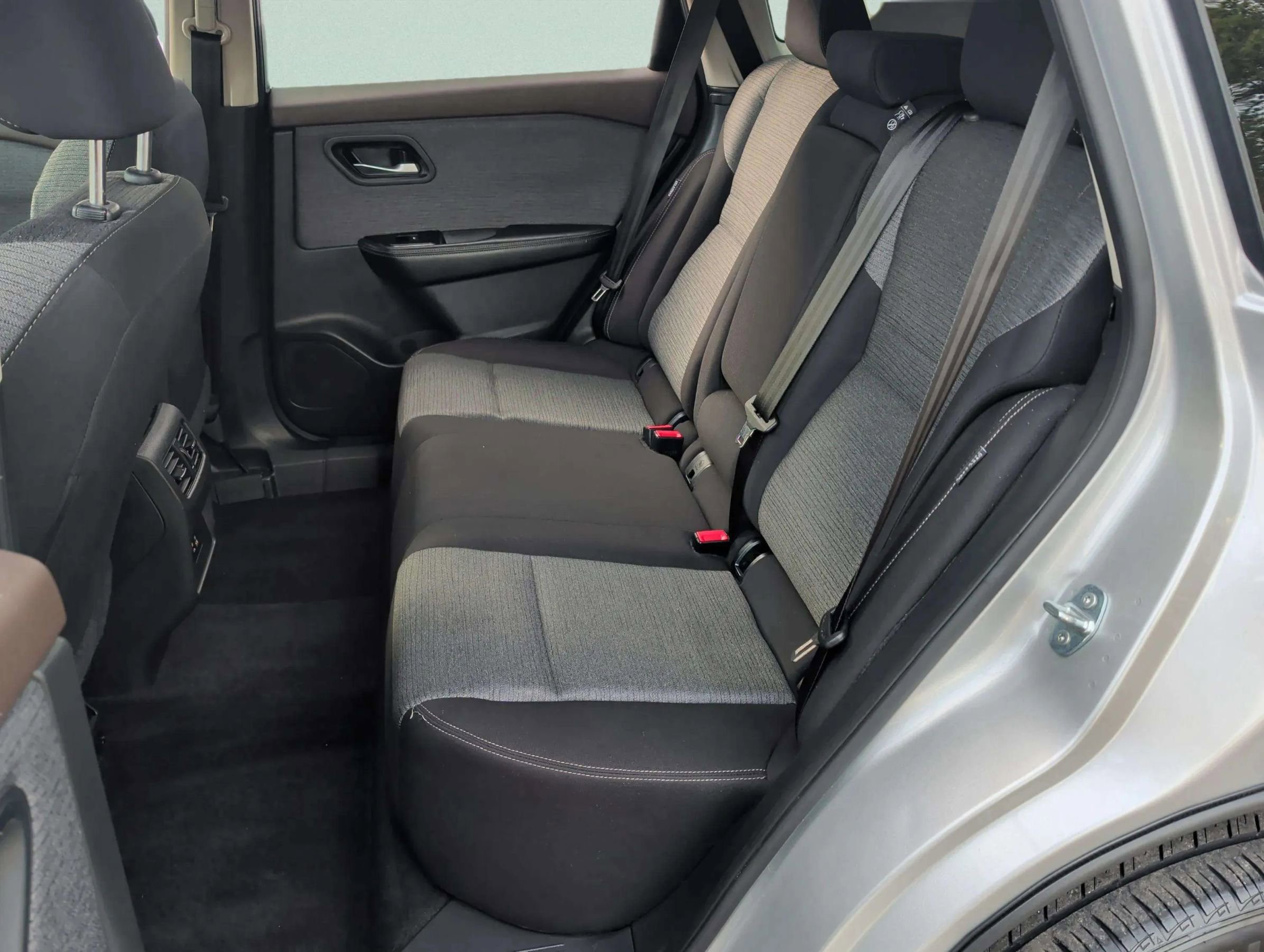 Used 2023 Nissan Rogue SV image 31