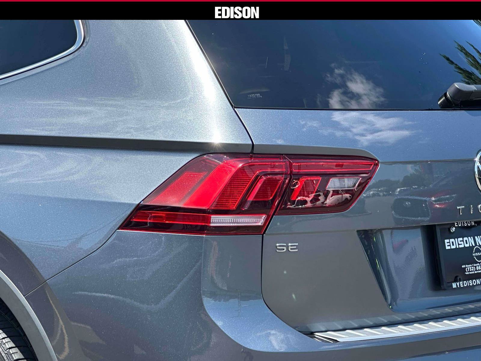 Used 2023 Volkswagen Tiguan SE w/ Panoramic Sunroof Package AWD/4WD image 8