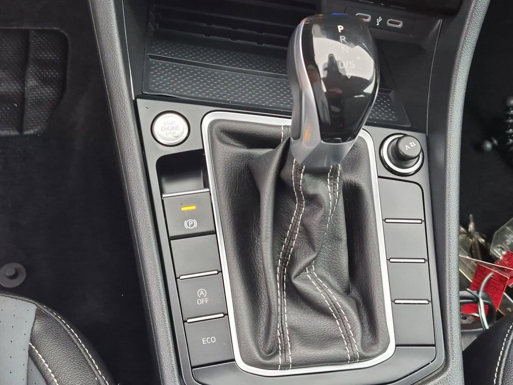 Used 2025 Volkswagen Jetta SE FWD image 19