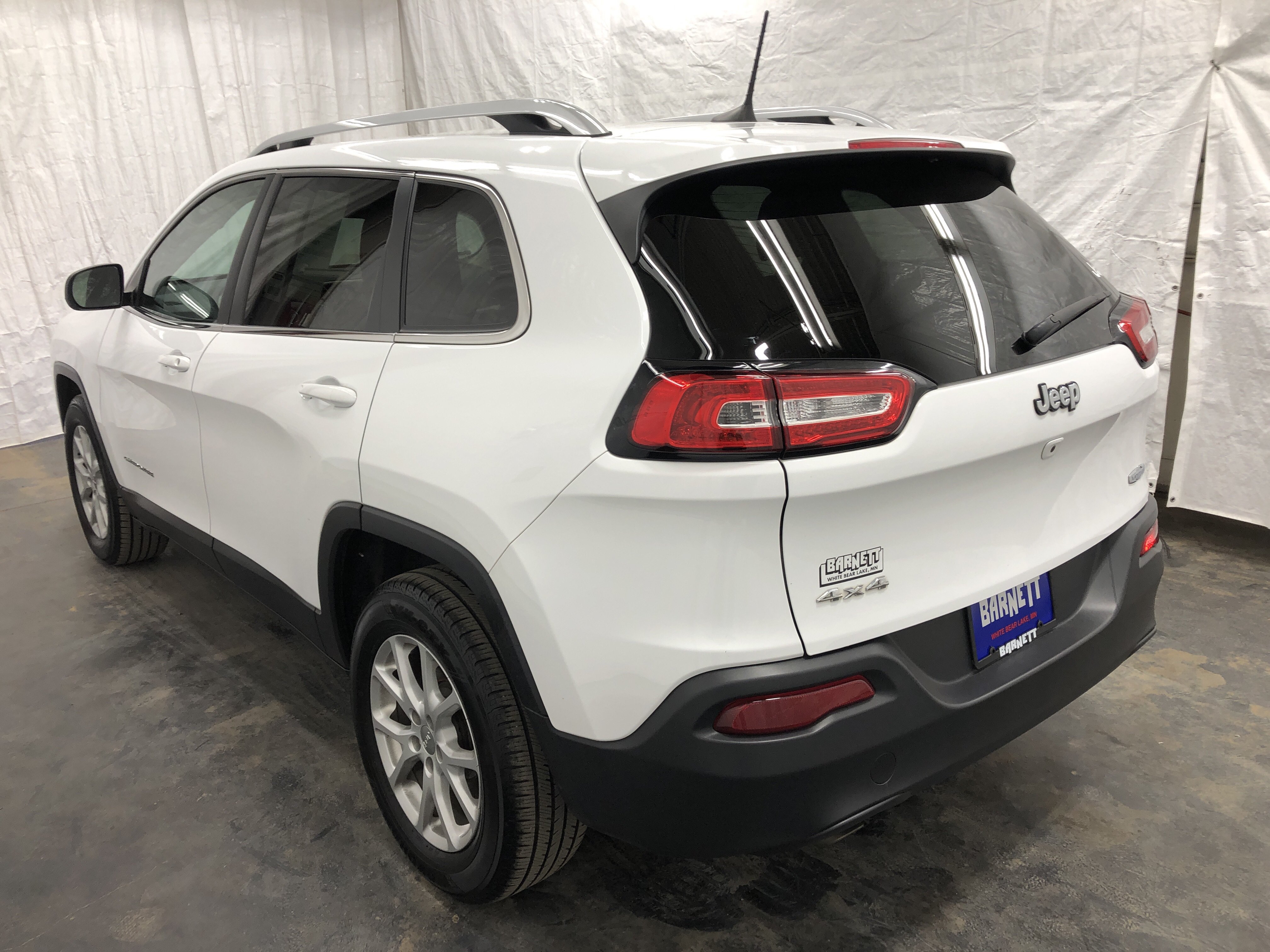Used 2017 Jeep Cherokee Latitude w/ Cold Weather Group AWD/4WD image 5