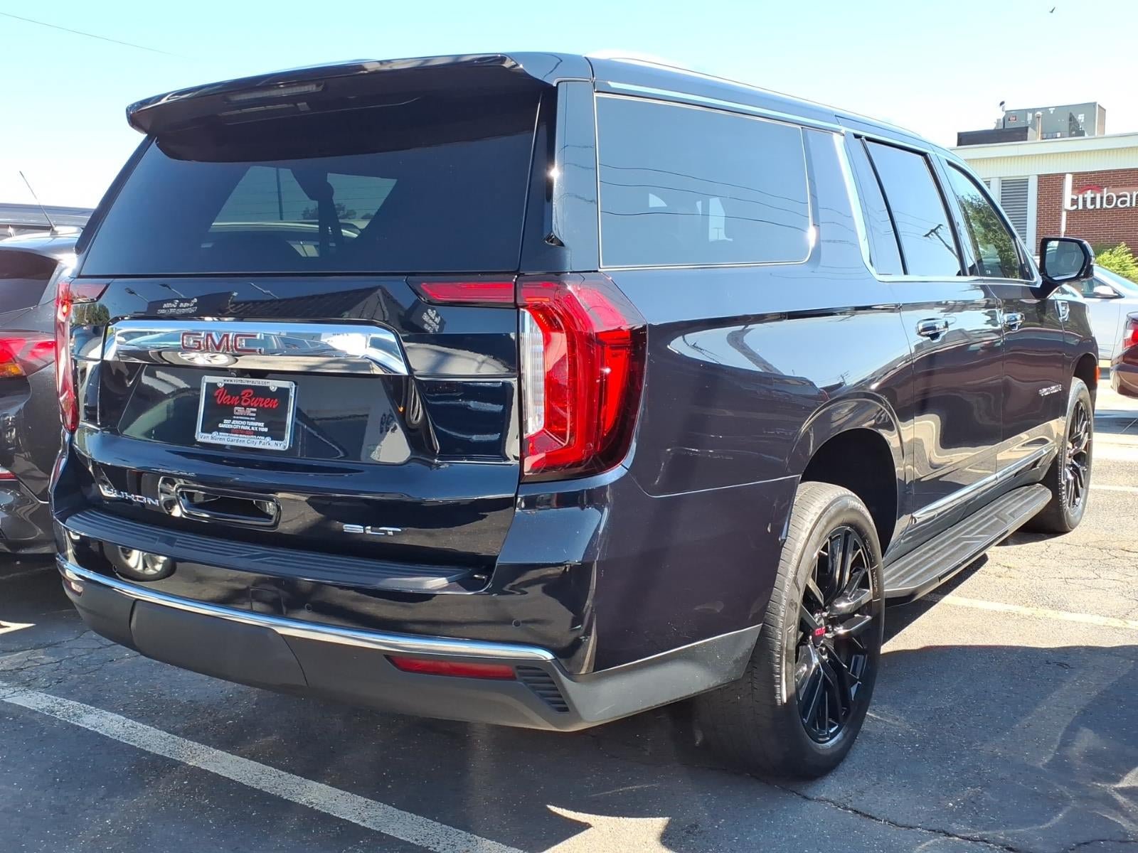 Used 2023 GMC Yukon XL SLT w/ SLT Premium Package AWD/4WD image 4