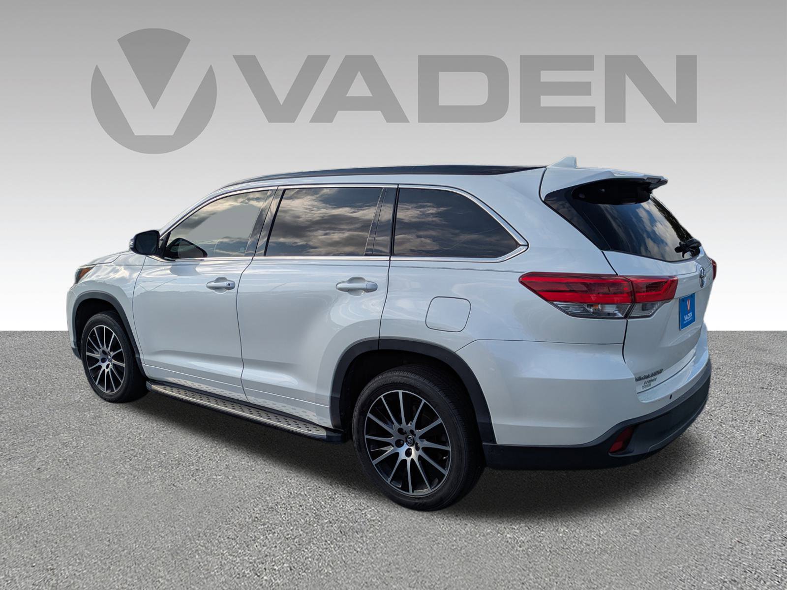 Used 2018 Toyota Highlander SE image 29