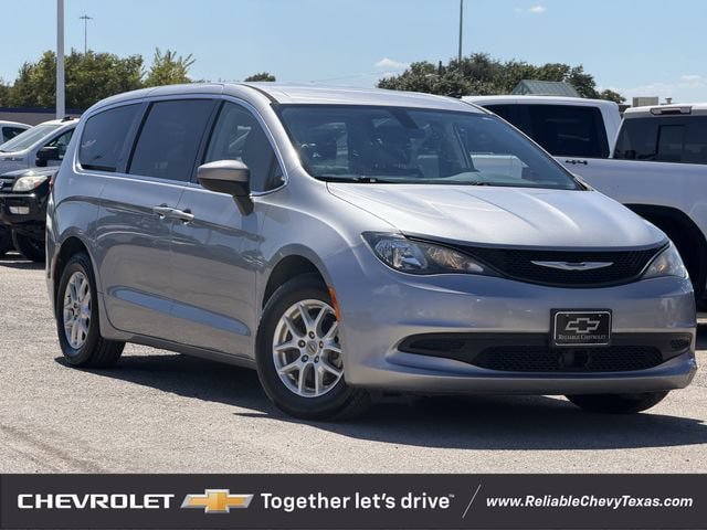 Used 2021 Chrysler Voyager LX FWD image 2