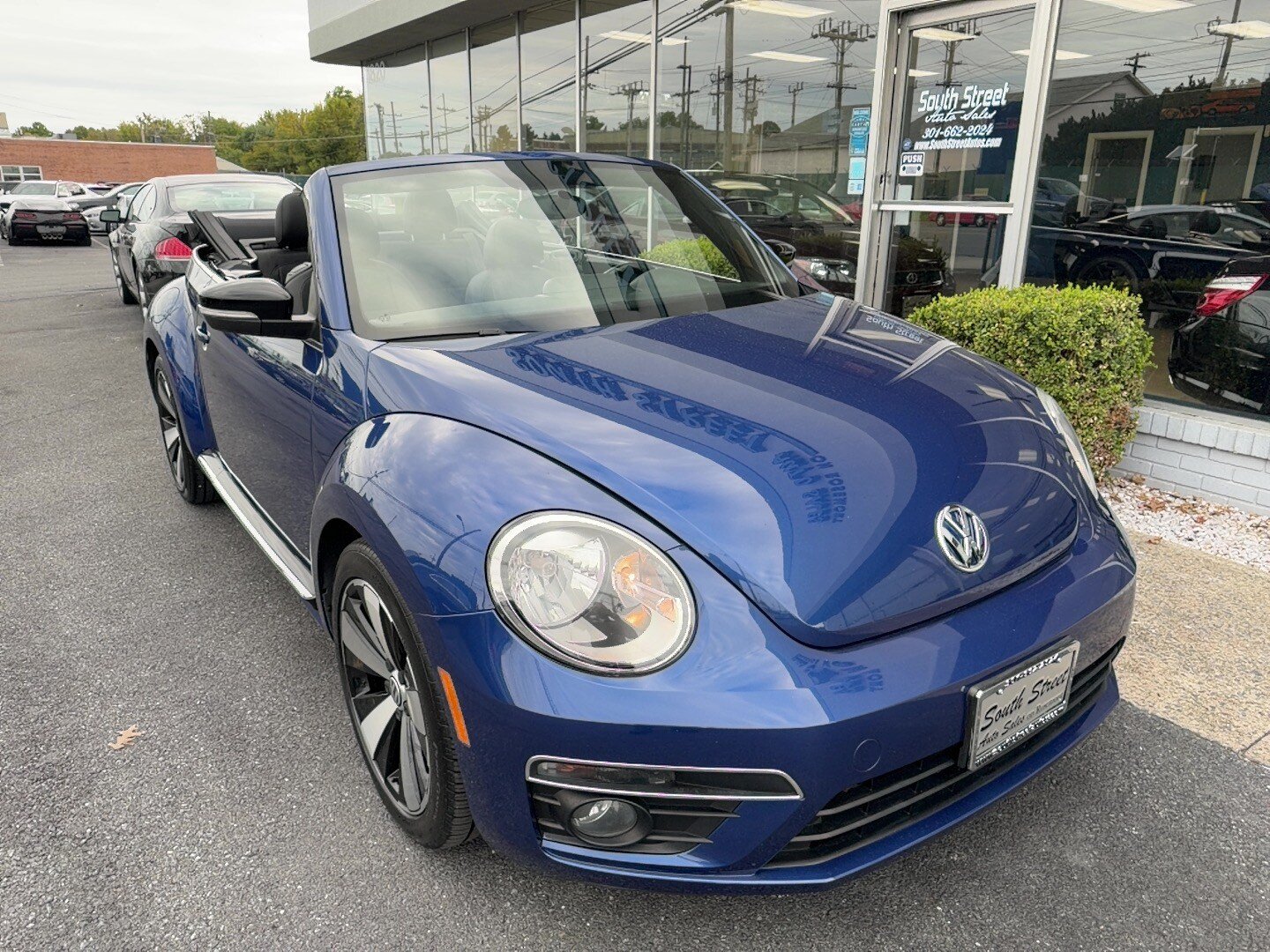 Used 2013 Volkswagen Beetle 2.0T FWD image 2