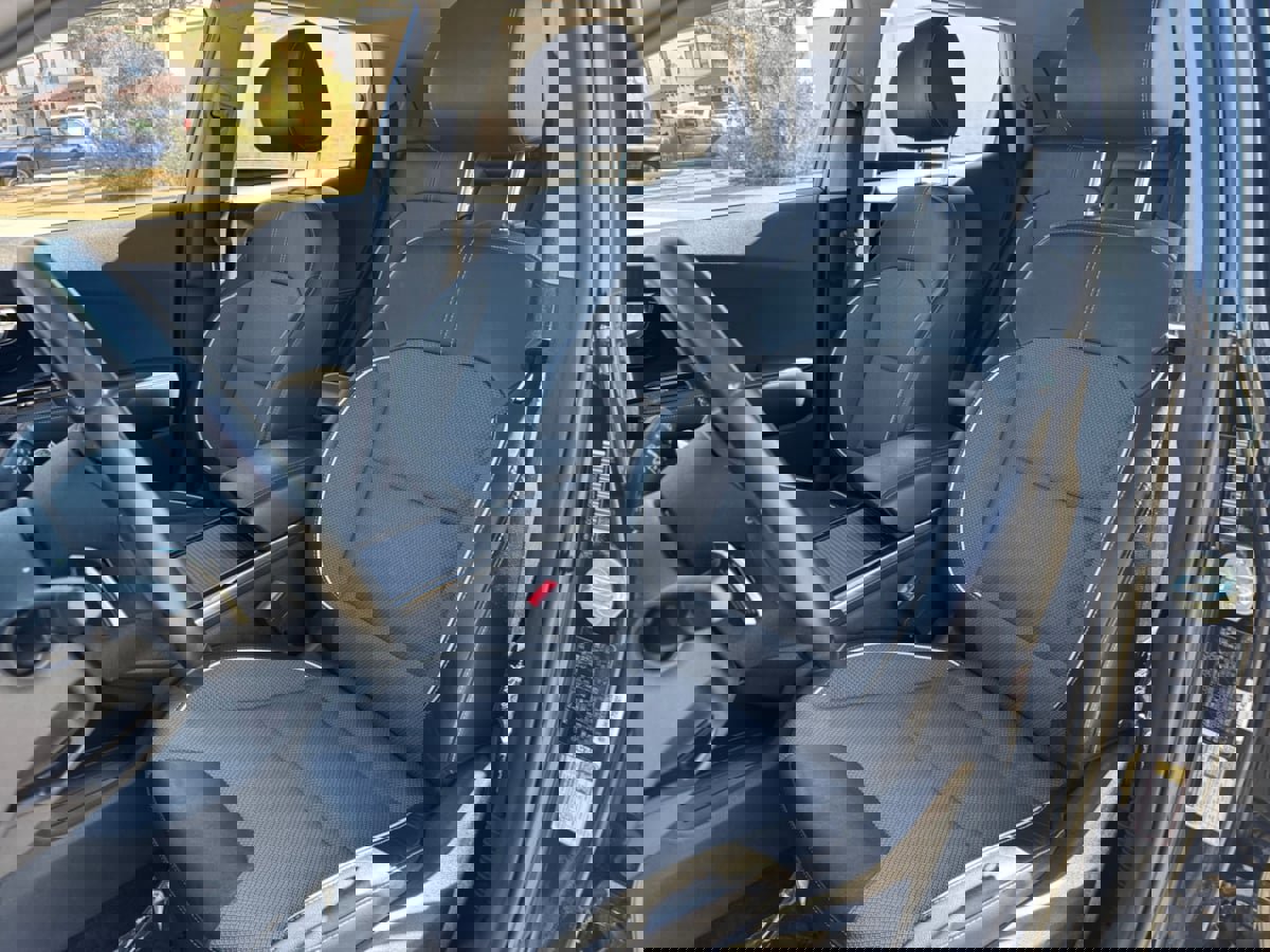 Used 2022 Kia Niro EX image 16