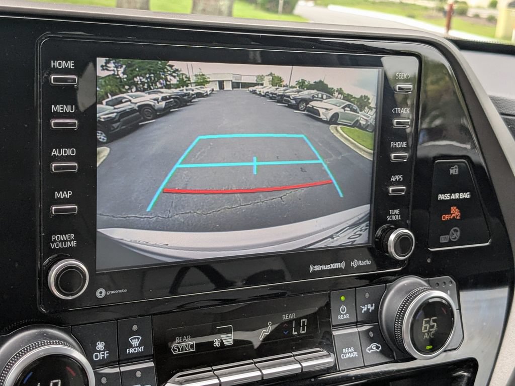 Used 2021 Toyota Highlander XLE AWD/4WD image 21