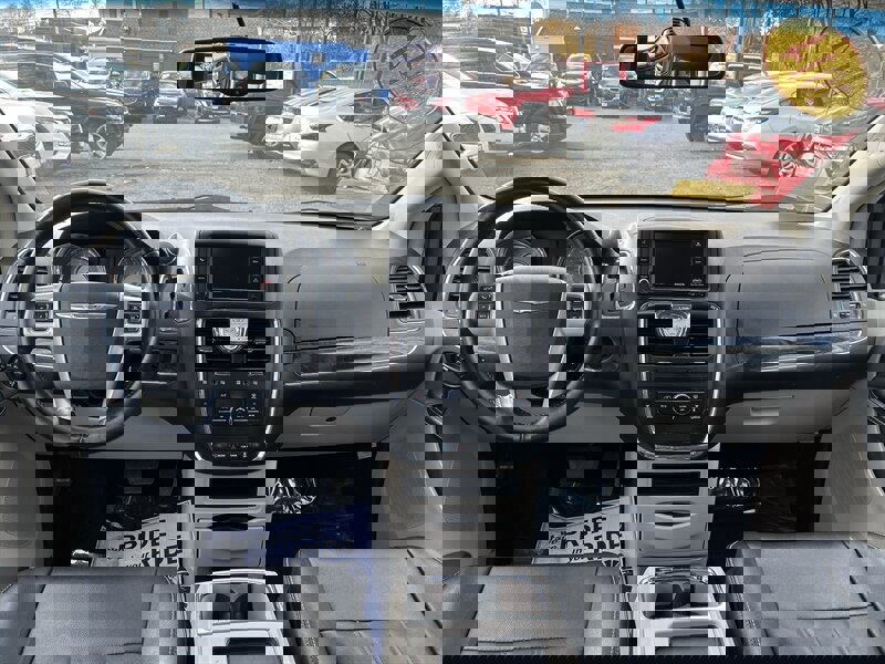 Used 2014 Chrysler Town & Country Touring image 10