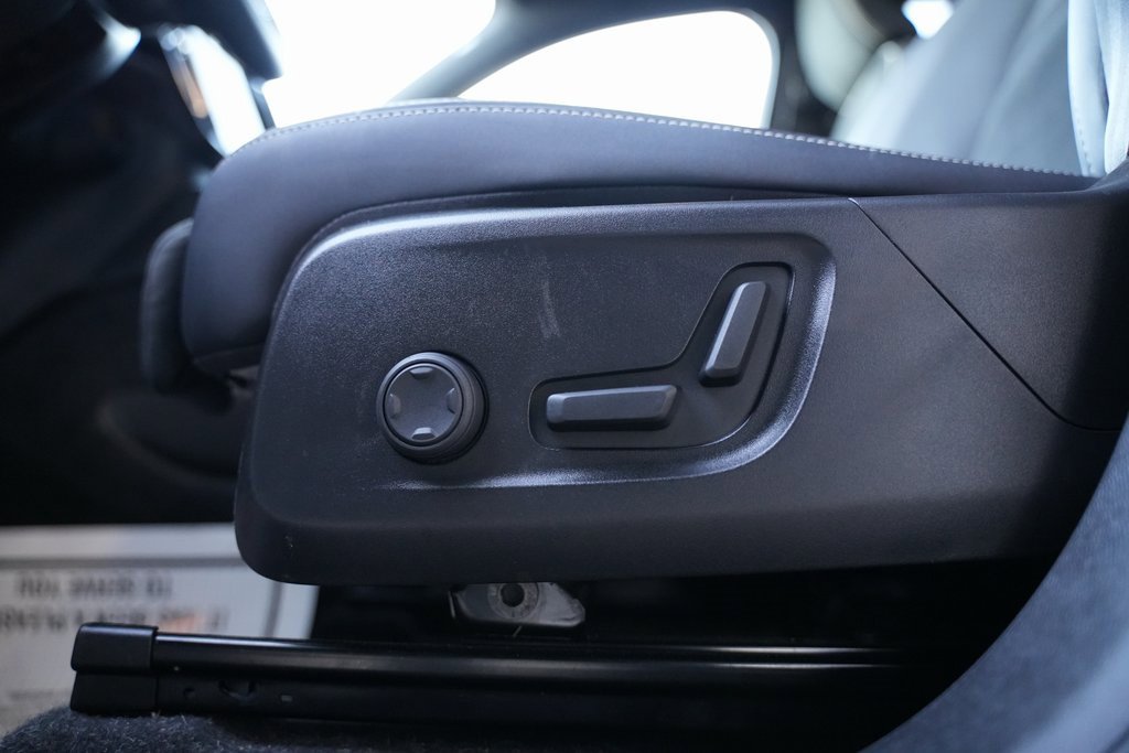 Used 2023 Volvo XC40 Recharge Ultimate image 32