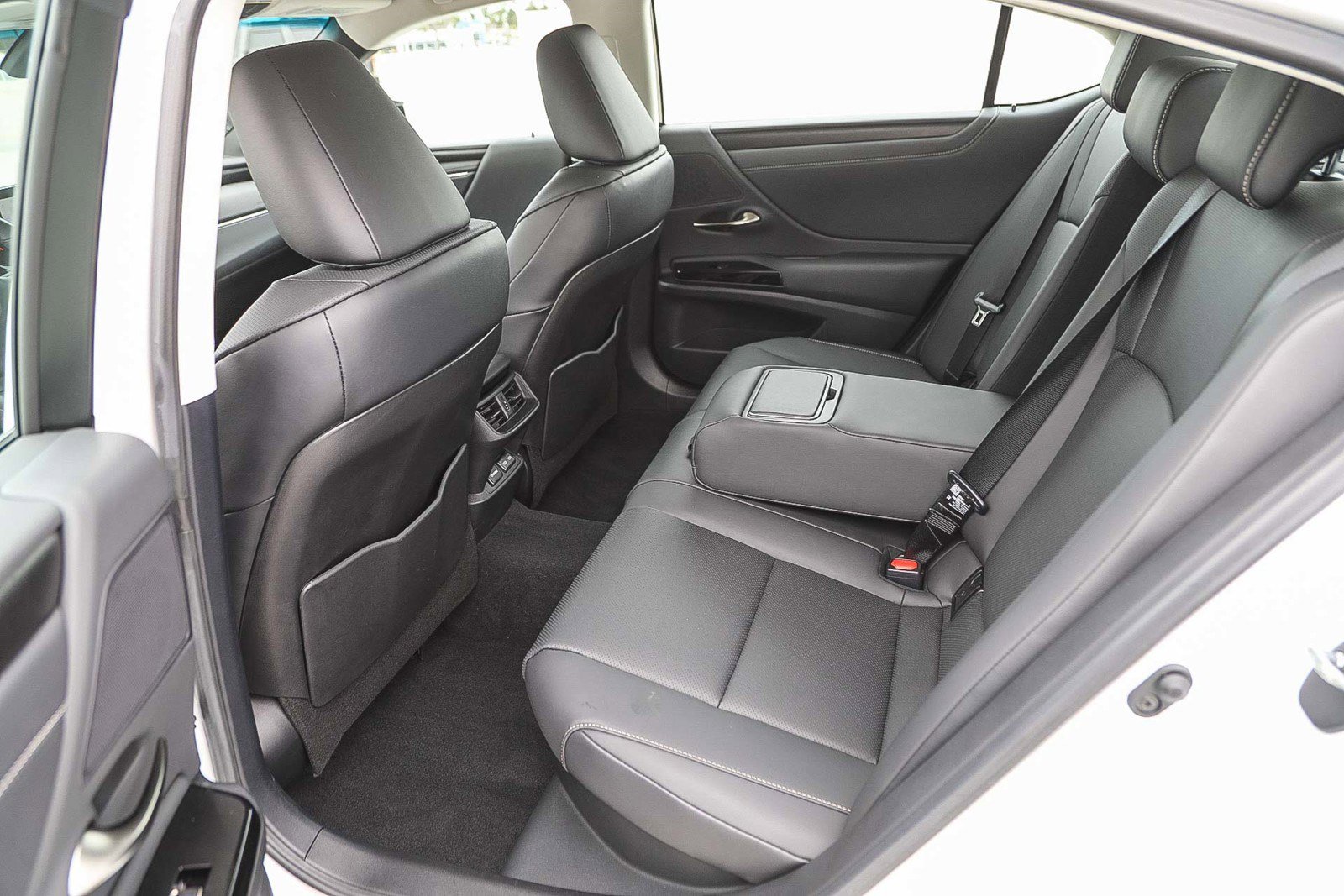 Certified 2025 Lexus ES 300h w/ Premium Package image 18