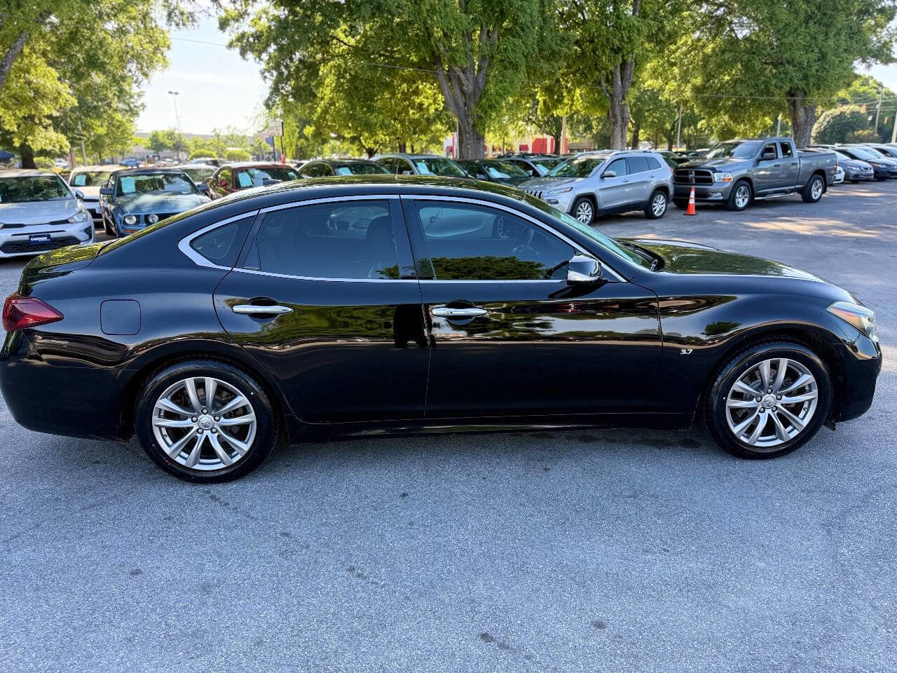 Used 2017 INFINITI Q70 3.7 RWD image 4