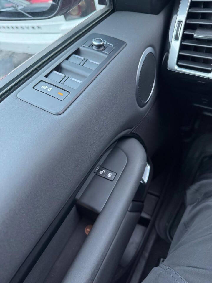 Used 2017 Land Rover Discovery SE image 32