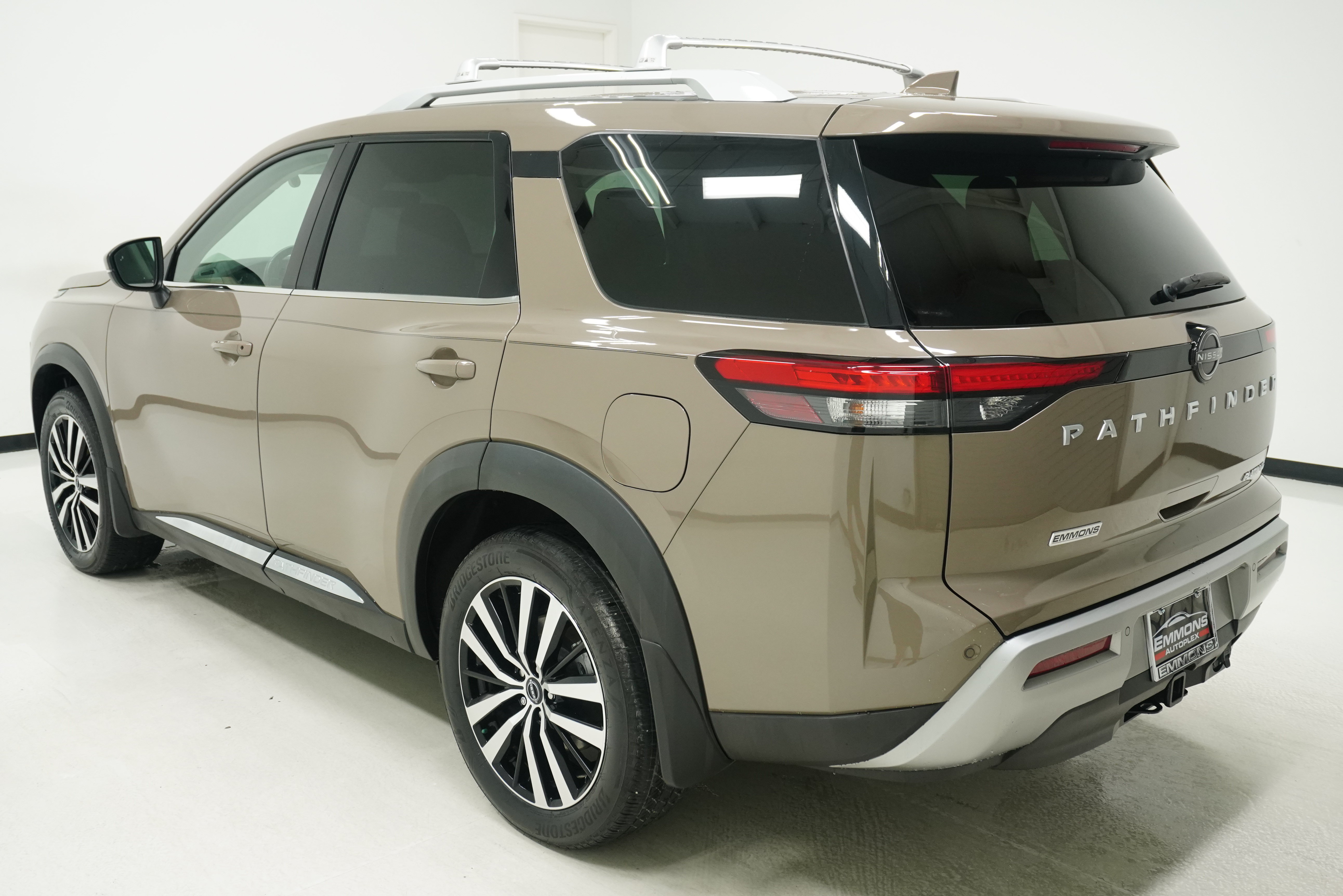 Used 2023 Nissan Pathfinder Platinum FWD image 6